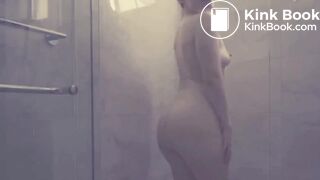 SEXY GERMAN LADY PUSHING OUT HER POOPS