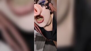 Cerdita comiendo caca