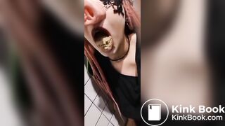 Cerdita comiendo caca