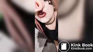 Cerdita comiendo caca