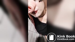 Cerdita comiendo caca