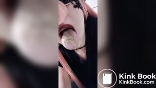 Cerdita comiendo caca