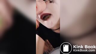 Cerdita comiendo caca