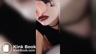 Cerdita comiendo caca