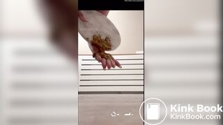 Pawg ass white chick shitting diarrhea on plate