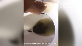 Ebony shits out a creamy turd