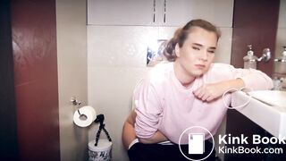 This Hottie Takes a Crackly Dump