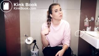 This Hottie Takes a Crackly Dump