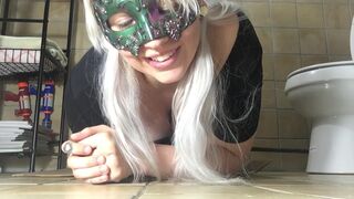 Ela caga e se lambuza com sua merda