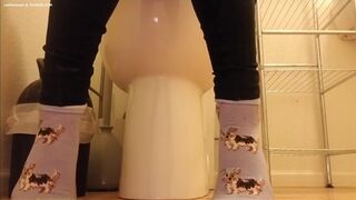 girl poop in the toilet - video 2