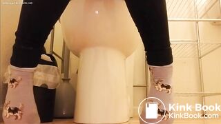 girl poop in the toilet - video 2
