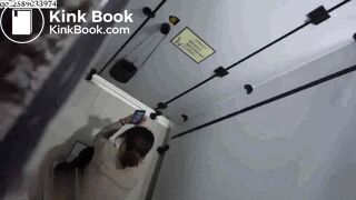 侧拍美女拉屎