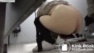 侧拍美女拉屎