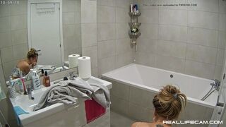 Voyeur girl plops