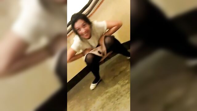 Elle filme sa copine qui pisse dans un coin