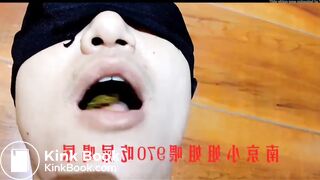 Chinese Femdom poops in slave's mouth
