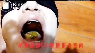 Chinese Femdom poops in slave's mouth