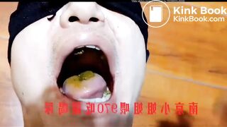 Chinese Femdom poops in slave's mouth