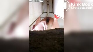 穿着红色拖鞋来大号