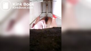 穿着红色拖鞋来大号
