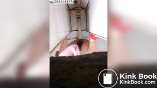 穿着红色拖鞋来大号