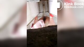 穿着红色拖鞋来大号
