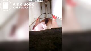 穿着红色拖鞋来大号