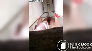 穿着红色拖鞋来大号