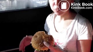 可爱的女孩在车里拉屎