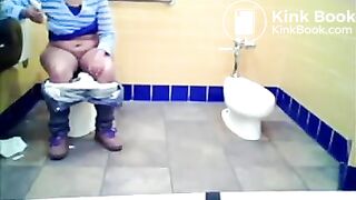 Toilet voyeur pooing - video 2