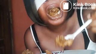 Negra cagando no prato e comendo