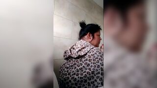 BBW poops in toilet