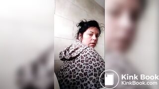 BBW poops in toilet