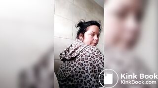 BBW poops in toilet