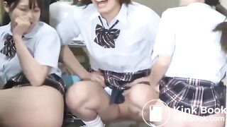 YES! 3 japanase girls shitting together