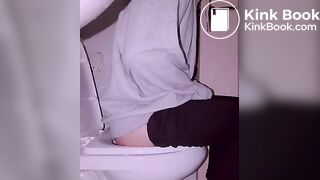 GIRL RECORDING HER SELF WHILE POOPING 19
