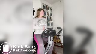 Mulher Caga na Calça Fazendo Ginastica