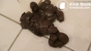 Fingering her pussy while pooping