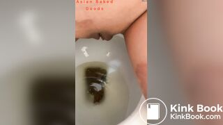 Hot girl pooping - video 33