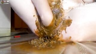 Lady scat fisting her cunt