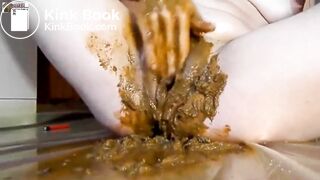 Lady scat fisting her cunt