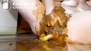 Lady scat fisting her cunt