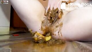 Lady scat fisting her cunt