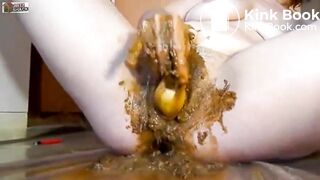 Lady scat fisting her cunt