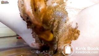 Lady scat fisting her cunt