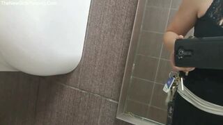 She poops at a burger King