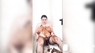 Chubby girl Smear and fuck poop into pussy