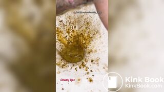 She unleashes thunderous DIARRHEA splashes - video 2