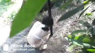 Spying a girl pooping outdoor