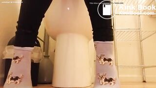 Girl poop and pees, (posibility diarrhea)